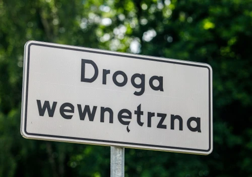 Kto ma pierwszeństwo przy wyjeździe z osiedla? Błąd wielu kierowców