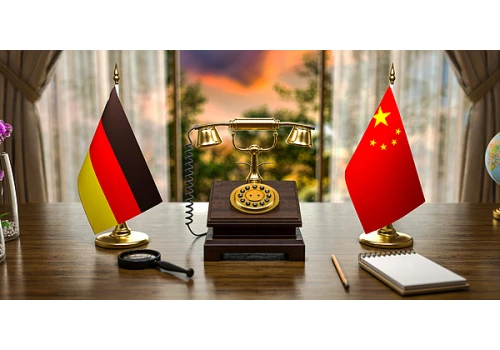 Wang Yi przeprowadził rozmowę telefoniczną z ministrem spraw zagranicznych Niemiec