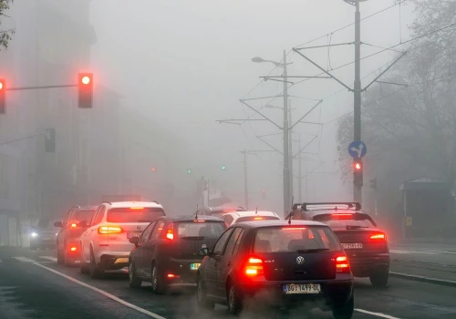 Tylne światło przeciwmgielne nie jest na każdą mgłę. Przepisy są konkretne