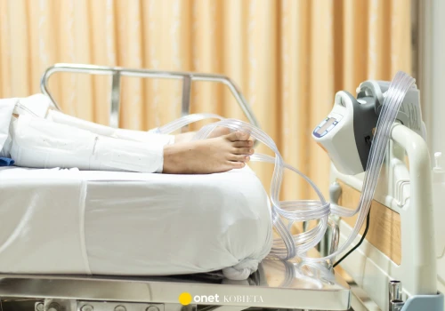 Mężczyzna podczas koncertu spadł z drzewa prosto na kobietę. Została sparaliżowana