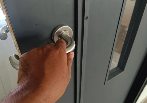 Dlaczego lepiej nie zostawiać klucza w zamku na noc? Chodzi o bezpieczeństwo