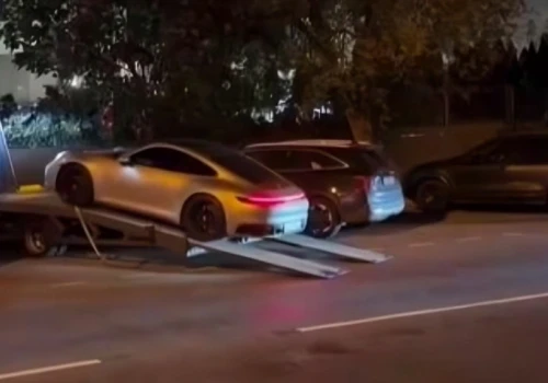 Rozwiązał problem braku miejsc parkingowych. Użył lawety