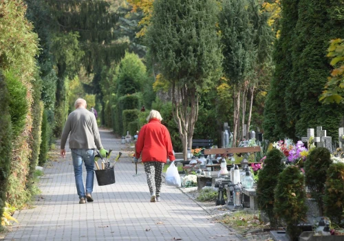Od września rewolucja na cmentarzach. Chodzi o śmieci. Przy grobie można się nieźle zdziwić