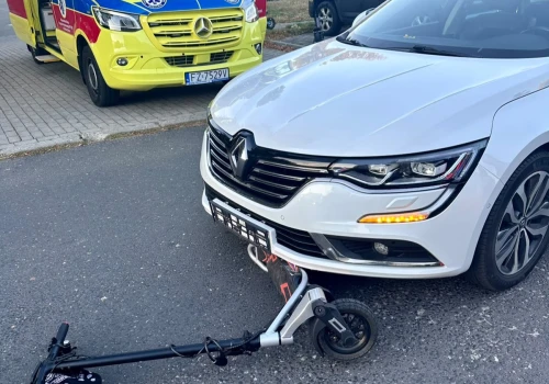 Zielona Góra. Wypadek, 13-latek na hulajnodze elektrycznej wjechał pod Renault
