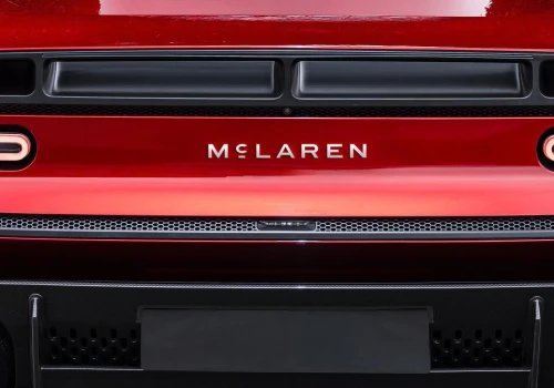 McLaren zmienia logo po 60 latach. Nowy napis oraz nowy model w gamie