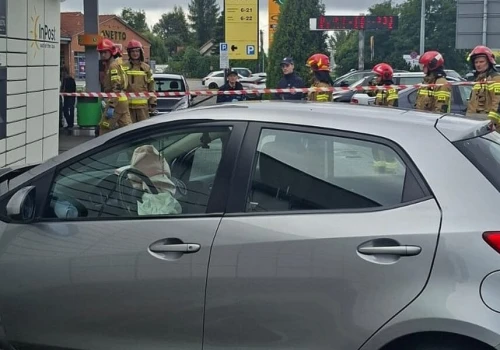 Mazda wypadła z drogi i zatrzymała się na paczkomacie. Za kierownicą 82-latek
