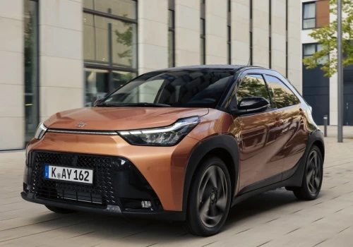 Toyota Aygo X Hybrid większym hitem niż Fabia i Clio. Pali tylko 2,7 l/100 km