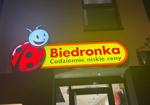 Tylko w środę. Wielka promocja w Biedronce. Sklep rozdaje vouchery na zakupy