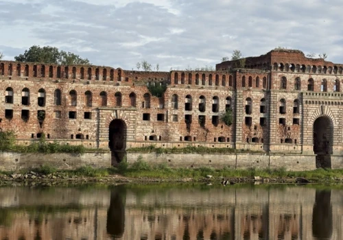 Miał być luksusowym hotelem z mariną. Zostały ruiny i niedokończone plany