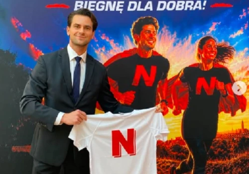 Dr Marcin Król nie zwalnia! Ponownie pobiegł w garniturze - tym razem dla Igi