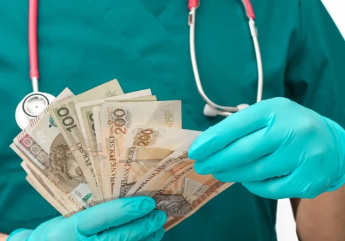 Reforma ochrony zdrowia z nowymi furtkami. Limit płac tak, ale nie miesięczny