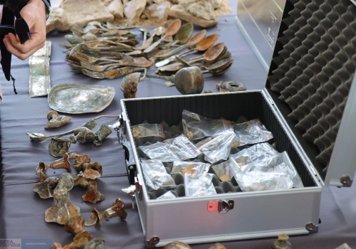 Niesamowity skarb odkryty we Włocławku! W skład wchodzą m.in. złoto, srebro, biżuteria i pieniądze (GALERIA)