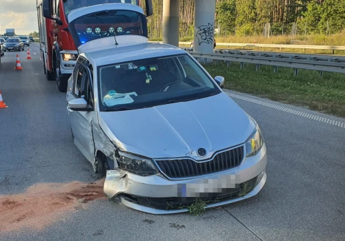 Pijana 34-latka staranowała BMW na S17. Bez koła przejechała jeszcze 400 metrów