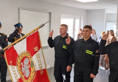 Ślubowanie w człuchowskiej komendzie. Trzech nowych strażaków wstąpiło w szeregi PSP