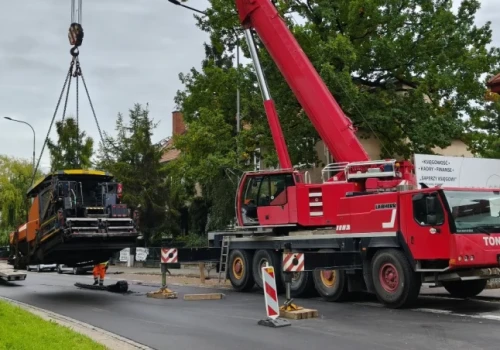 Przewrócona maszyna sparaliżowała ruch w centrum Wrocławia