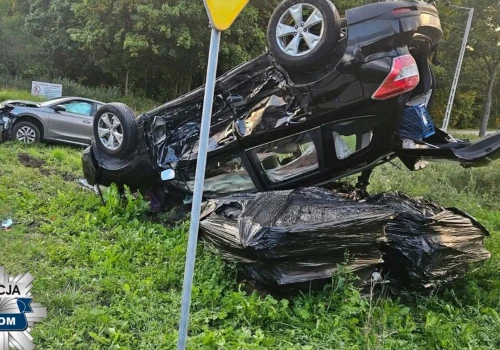 Wypadek w Gulinku. Zderzyły się dwa samochody, 60-latka w szpitalu