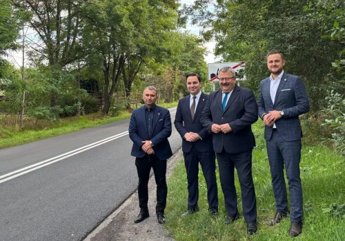 Ścieżka, bezpieczne dojście do autobusu i nowe skrzyżowanie. Gmina Czernica odpowiada na potrzeby mieszkańców