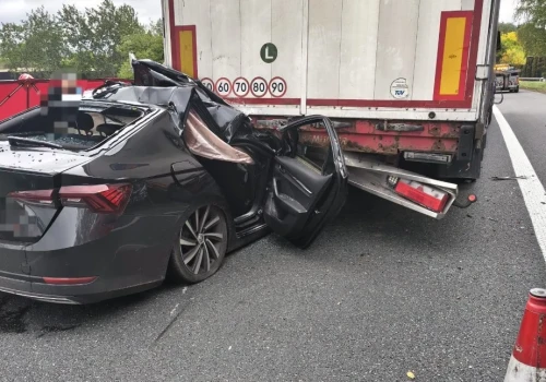 Poważny wypadek na S1 w Mysłowicach. Osobówka wjechała w naczepę ciężarówki
