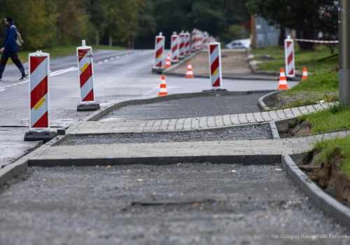 Remont chodnika i nowe latarnie w Rzeszowie. Prace ruszyły, lista ulic jest długa