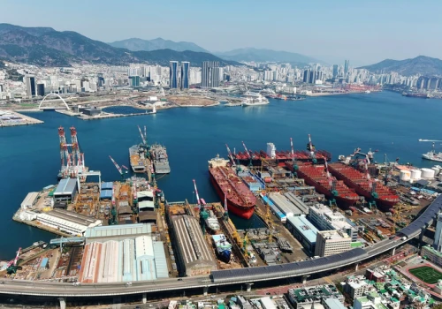 HJ Shipbuilding seryjnie buduje kontenerowce 10 tys. TEU