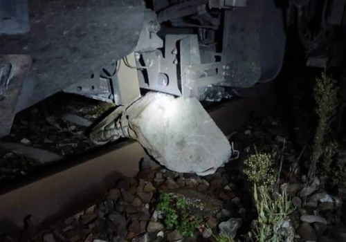 Betonowe bloczki na torach w Jedlance. Prokuratura wstępnie wykluczyła dywersję