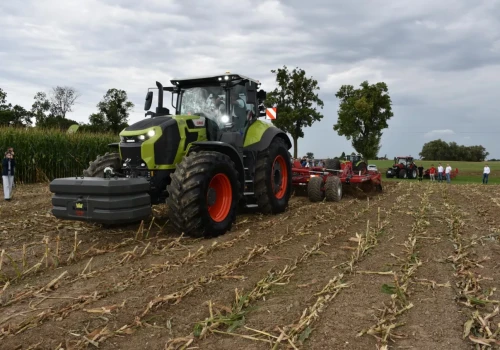 450 KM i ściernisko znika. Nowy Claas Axion 9 pokazał, co potrafi