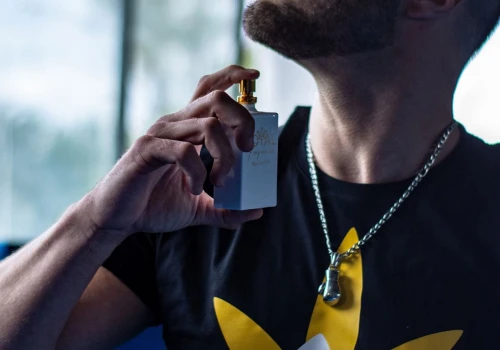 Dwa męskie zapachy na promocji. Carolina Herrera Bad Boy i Hugo Boss Hugo Man kupisz teraz taniej