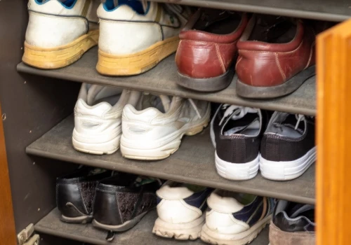 Włóż do szafki na buty. Po przykrej woni nie będzie śladu