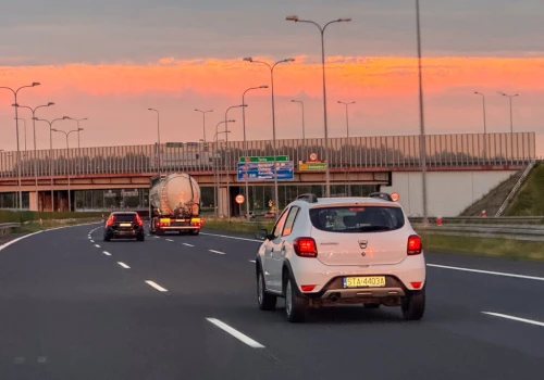 Dacia Sandero o włos z Volkswagenem T-Roc. Zacięta walka o pierwsze miejsce w Europie