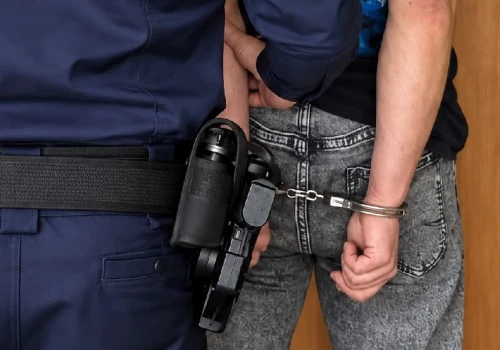 Konińscy dzielnicowi zatrzymali poszukiwanego 25-latka. Miał do odbycia 15 dni aresztu