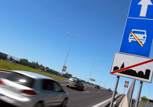 Kierowcy mylą te dwa znaki. Wyglądają niemal tak samo, ale jest haczyk