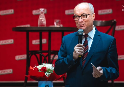 Czarzasty w Radomiu: „Słychać wycie – znakomicie”. Przed Resursą pojawili się protestujący
