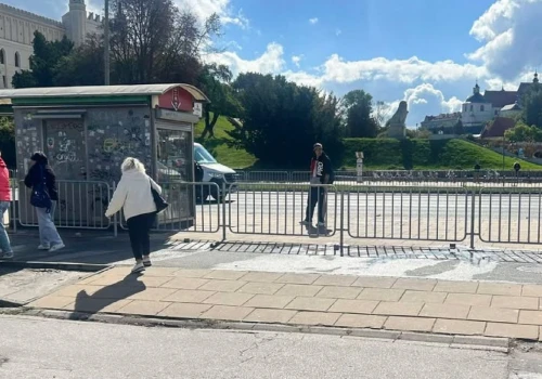 Barierka miała oddzielić pieszych od rowerzystów. Ci pierwsi zaczęli chodzić ścieżką rowerową