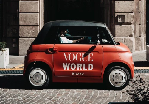 Miniaturowy Fiat 500 przeszedł przez wybieg Vogue. To zapowiedź wielkiego jubileuszu