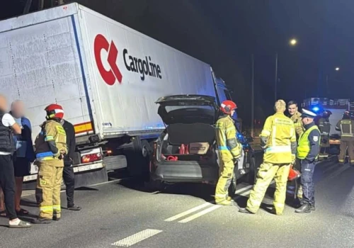 Wypadek na DK62. Ciężarówka uderzyła w Toyotę. 20-latka trafiła do szpitala