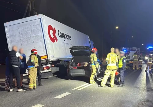 Poważny wypadek na Mazowszu. Zderzenie samochodu ciężarowego z osobowym. 20-latka trafiła do szpitala, droga całkowicie zablokowana
