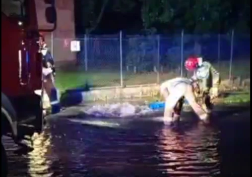 Nie miał prawa jazdy i wjechał w hydrant. 7,5 tys. złotych kary dla 20-latka