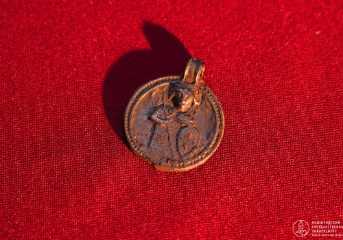 Tysiącletni amulet z Rosji. Chrześcijański wojownik łączy się w nim z mitologią