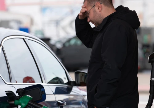 Kierowcy wciąż tak oszczędzają na paliwie. Kwoty zaskakują. Nie każdemu się to opłaci