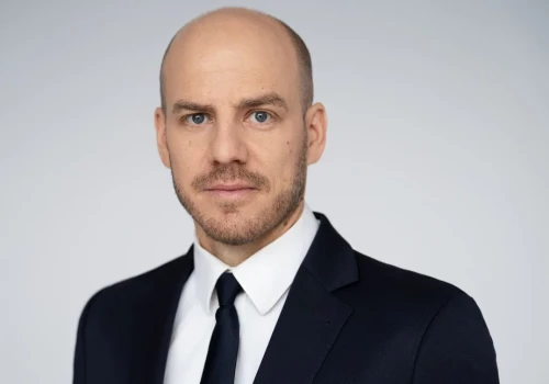 „Musimy przestać zakładać, że prawdziwa informacja obroni się sama”. Krzysztof Herman z OIL w Warszawie o dezinformacji, AI i Lex Szarlatan