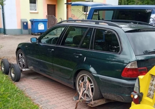 Tak skończyło się parkowanie przed bramą przedszkola. BMW odholowane