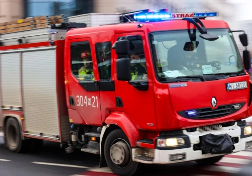 Pożar na terenie stacji bazowej Starlinków na Mazowszu. Ma znaczenie dla Europy Środkowo-Wschodniej. Strażacy mówią o podpaleniu