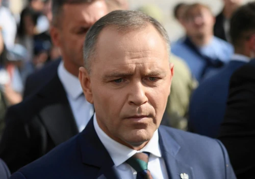 Nawrocki traci zaufanie w zawrotnym tempie. Ściga go Sikorski