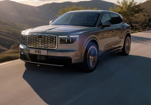 888 KM i 1350 Nm. Bentley pokazał swój pierwszy taki samochód