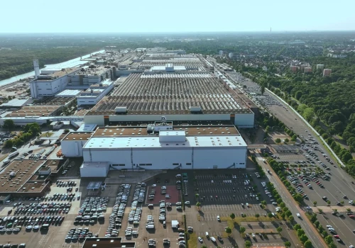 Volkswagen zaskoczony sukcesem EV, ogranicza produkcję ICE. Czy wszystkie fabryki przetrwają?