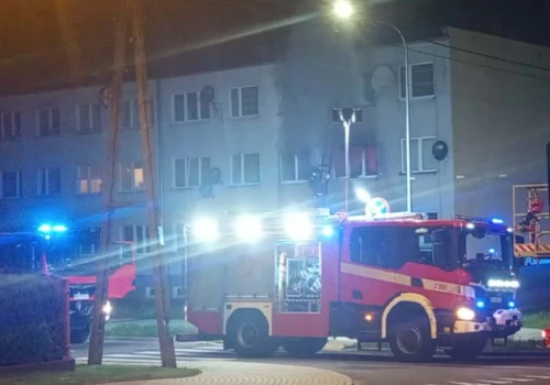 Pożar mieszkania w Ciechanowie. Ewakuacja, duże straty i jedna osoba zatrzymana