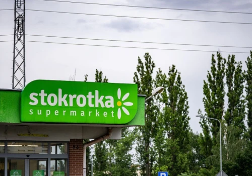 Stokrotka zabiera sklep Biedronce. To część większego planu