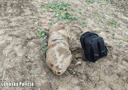 120-kilogramowa bomba pod kołami ciągnika. Niebezpieczne znalezisko podczas prac polowych