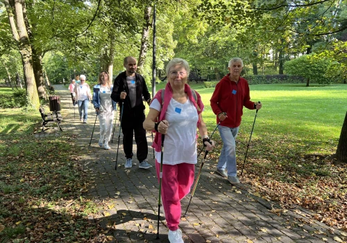Seniorzy przeszli przez Park Zdrojowy. Trzecia edycja „Spaceru po srebrnej nitce”