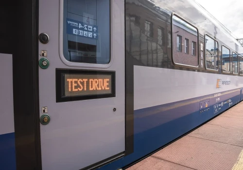 Pierwsze na świecie testy łączności satelitarnej OneWeb na pokładzie pociągu PKP Intercity zakończone sukcesem